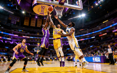 NBA湖人队与勇士队激烈比赛现场画面，球员正在篮下争抢篮板